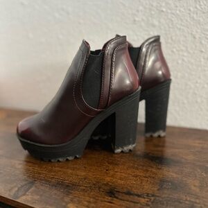 Steve Madden Elegant Burgundy Ankle Boots